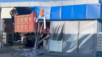 Грузовик протаранил здание автозаправки в Костанайской области