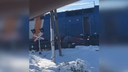 Тепловоз смял автомобиль на железнодорожном переезде в Костанае (ВИДЕО)
