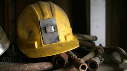 Двое рабочих погибли при замене канализационной трубы в Караганде (ВИДЕО)