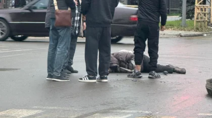 Пожилая женщина выпала из такси прямо под колеса другой машины в Костанае (ВИДЕО)