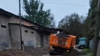 Самосвал провалился под землю во время дорожных работ в Алматы: реакция акимата
