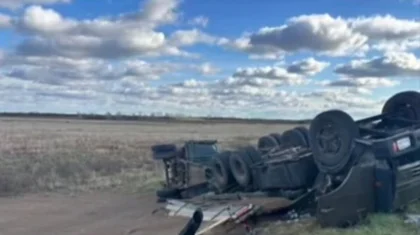 В Павлодарской области опрокинулся КамАЗ: водитель погиб, пассажир в больнице