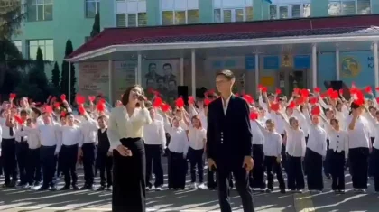 Более двух тысяч учеников посвятили песню всем педагогам Казахстана (ВИДЕО)