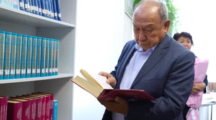 Профессор передал университету имени Ясави 3000 уникальных книг