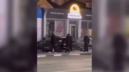 Mercedes въехал в торговый павильон в Костанае (ВИДЕО)