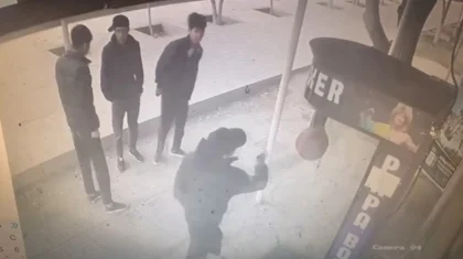 Подростки с ножом изрезали игровой автомат в Атырау (ВИДЕО)