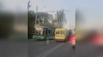 Машина скорой помощи сбила подростка на «зебре» в Алматы (ВИДЕО)