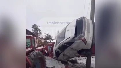Казахстанка въехала во двор частного дома, припарковав авто на столбе (ВИДЕО)