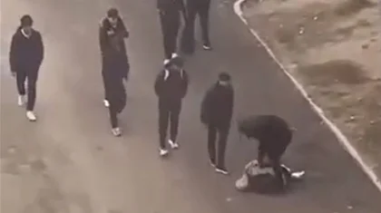 Школьная драка в Астане: один подросток избивает другого, остальные смотрят (ВИДЕО)