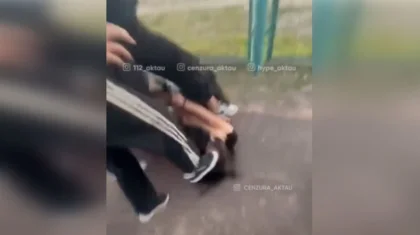 Пинали по голове: жестокую драку школьниц сняли на видео в Мангистау