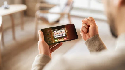 Работник автозаправки в ЗКО украл почти полмиллиона и потратил на онлайн-игры