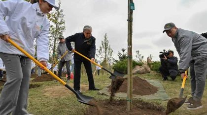 Токаев принял участие в экологической акции «Таза Қазақстан»