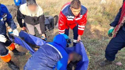 Под завалом и без воздуха: спасатели вытащили рабочего из-под земли в Аксу