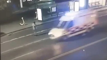 Мужчина разбил барсеткой стекло машины скорой помощи в Астане (ВИДЕО)