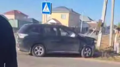 Две машины столкнулись под Астаной: одна из них «влетела» в дом (ВИДЕО)