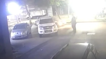 «Сбил нарочно»: водитель наехал на соседа во дворе дома в Алматы (ВИДЕО)