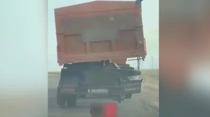 КамАЗ ехал на трех колесах на трассе в Акмолинской области (ВИДЕО)