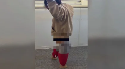 Потерявшая ноги в ДТП с автобусом в Астане девочка делает первые шаги на протезах