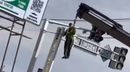 Рабочий в Атырау выполнял ремонт светофора без защиты (ВИДЕО)