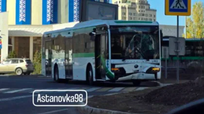 Автобус врезался в столб и дорожный знак в Астане