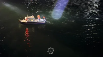 Мужчина прыгнул с моста в присутствии спасателей, полицейских в Конаеве (ВИДЕО)