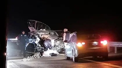 Toyota Estima врезалась в КамАЗ на трассе под Карагандой – водитель погиб (ВИДЕО)