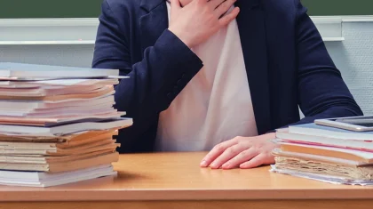 Школьник схватил учительницу за горло в ответ на замечание в Павлодаре