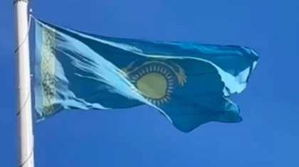 «Это не просто ткань!»: флаг вывесили вверх ногами в Атырау