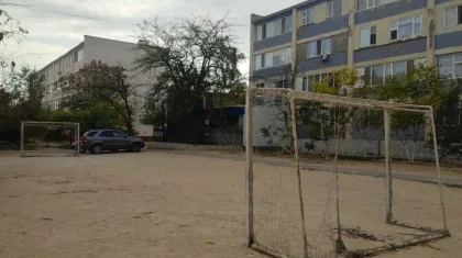 «Про нас забыли со времен СССР»: жители Актау жалуются на заброшенную площадку