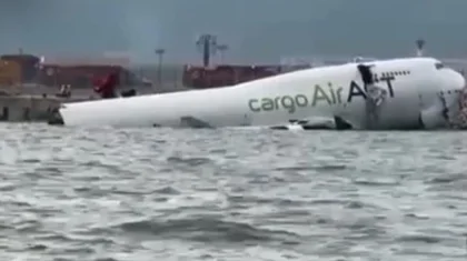 Грузовой Boeing 747 выкатился за пределы полосы и упал в море в Гонконге