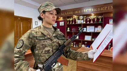 Двукратная чемпионка мира по боксу Алуа Балкибекова стала рядовой (ФОТО)