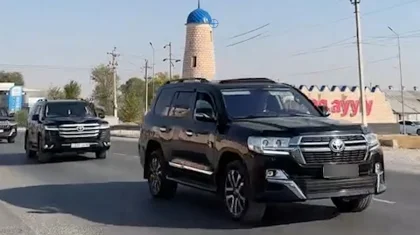 Кортеж из элитных авто устроил опасную езду в Туркестанской области (ВИДЕО)