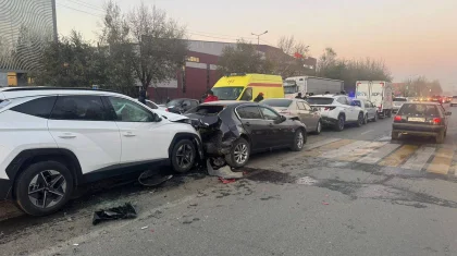 В цепном ДТП пяти автомобилей в Семее пострадали два человека