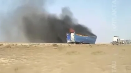 Фура с бутилированной водой сгорела на трассе в Мангистау (ВИДЕО)