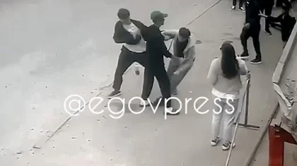 «Скрытно и неожиданно»: прохожий исподтишка напал на мужчину в Алматы (ВИДЕО)