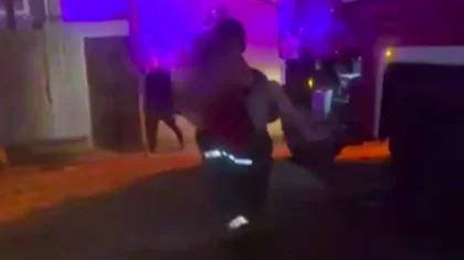 Спасатели вынесли девушку из горящего дома Костанайской области (ВИДЕО)