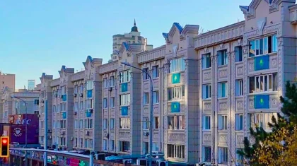 Тысячу флагов вывесили на балконах многоэтажек в Астане ко Дню Республики