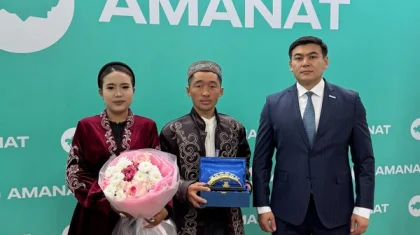 Супруги из Китая прибыли в Астану верхом на лошадях спустя два месяца пути (ФОТО)