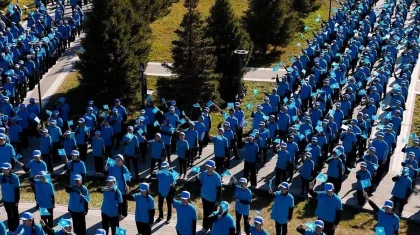 Больше 1,5 тысячи школьников исполнили песню «Атамекен» ко Дню Республики в Астане (ВИДЕО)