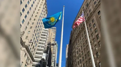 Флаг Казахстана подняли на Уолл-стрит в Нью-Йорке (ВИДЕО)