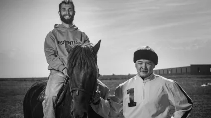 Французский теннисист прогулялся по Вене в казахской национальной одежде