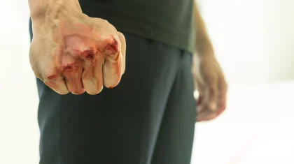 Отец ученицы напал на учителя из-за плохой оценки в Павлодаре