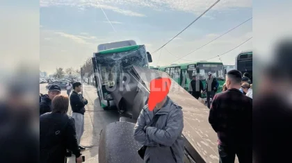 В Алматы автобус врезался в остановку: стало известно о состоянии женщины и ребенка