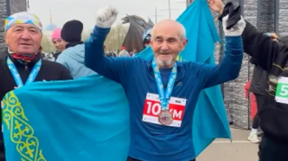 Возраст не помеха: 82-летний житель Астаны удивил всех на массовом забеге (ВИДЕО)