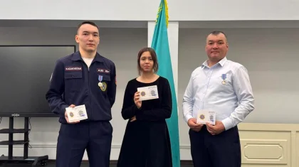 Отец, сын и школьница спасли детей из огня: героев наградили в Акмолинской области