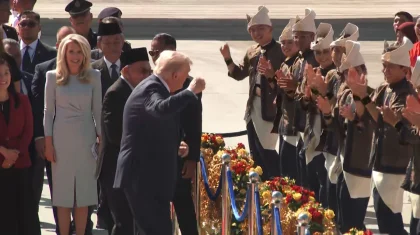 Трамп зажигательно станцевал с артистами по прибытии в Малайзию