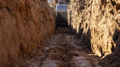 Ребенок и BMW упали в яму из-за ремонта теплотрассы в Павлодарской области (ВИДЕО)