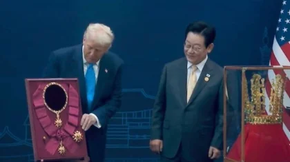 Золотую корону подарил Трампу президент Южной Кореи (ВИДЕО)