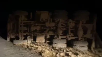 Нетрезвый водитель опрокинул КамАЗ на трассе в Павлодарской области (ВИДЕО)