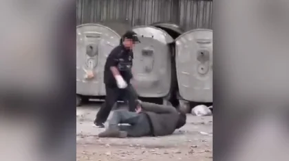 Подросток отпинал лежащего на земле бездомного в Алматы